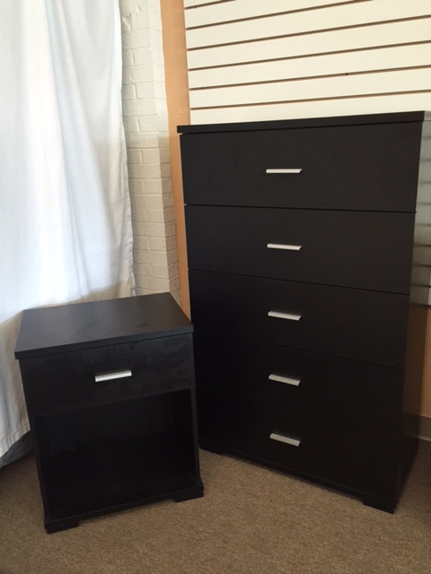 Gently used 5-drawer chest with matching nightstand only $129